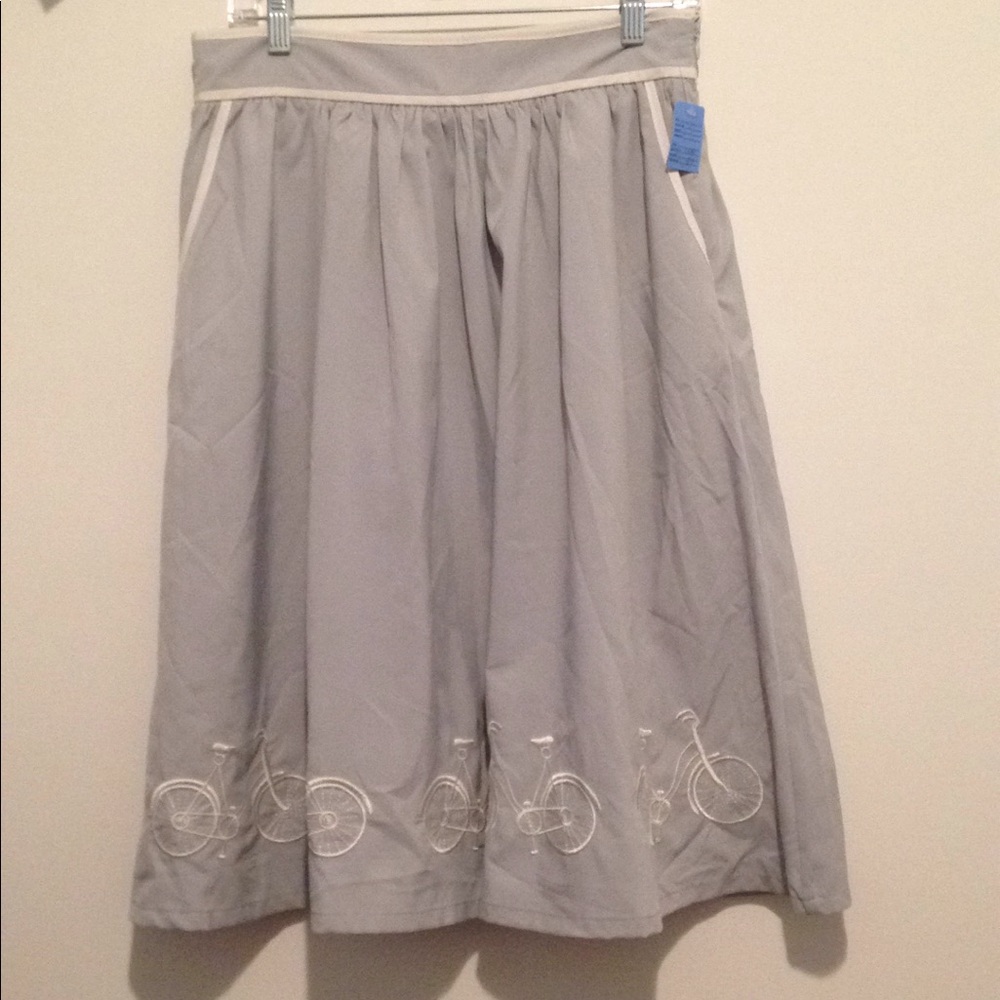 Light gray skirt with bicycles